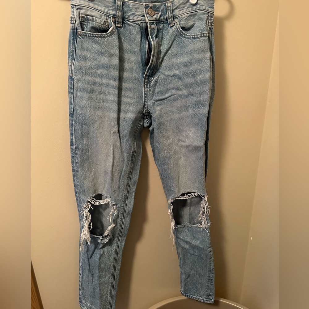 American Eagle ladies jeans. Style is mom jeans size 00.
